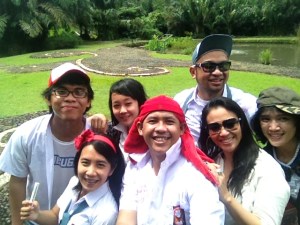 Gokil-gokilan pake baju SMA aja :)) 